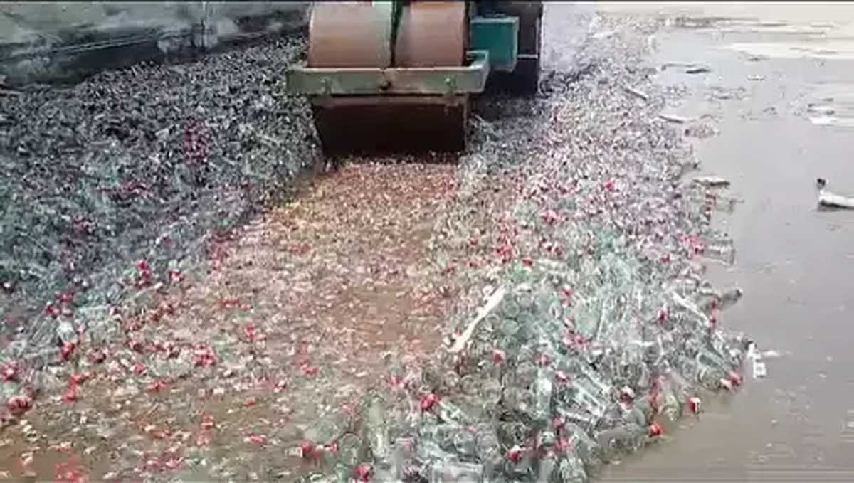 गाजियाबाद आबकारी विभाग ने 13 करोड़ की पुरानी शराब की नष्ट